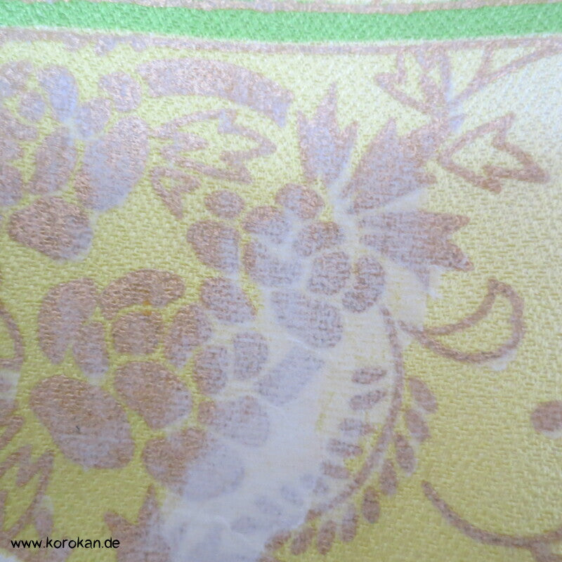 grüne Kusudama zwischen Noren Furisode Seidendamast Kimono