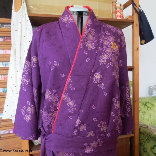 Blumen auf lila zweiteiliger Kimono, Dochugi + Wickelrock