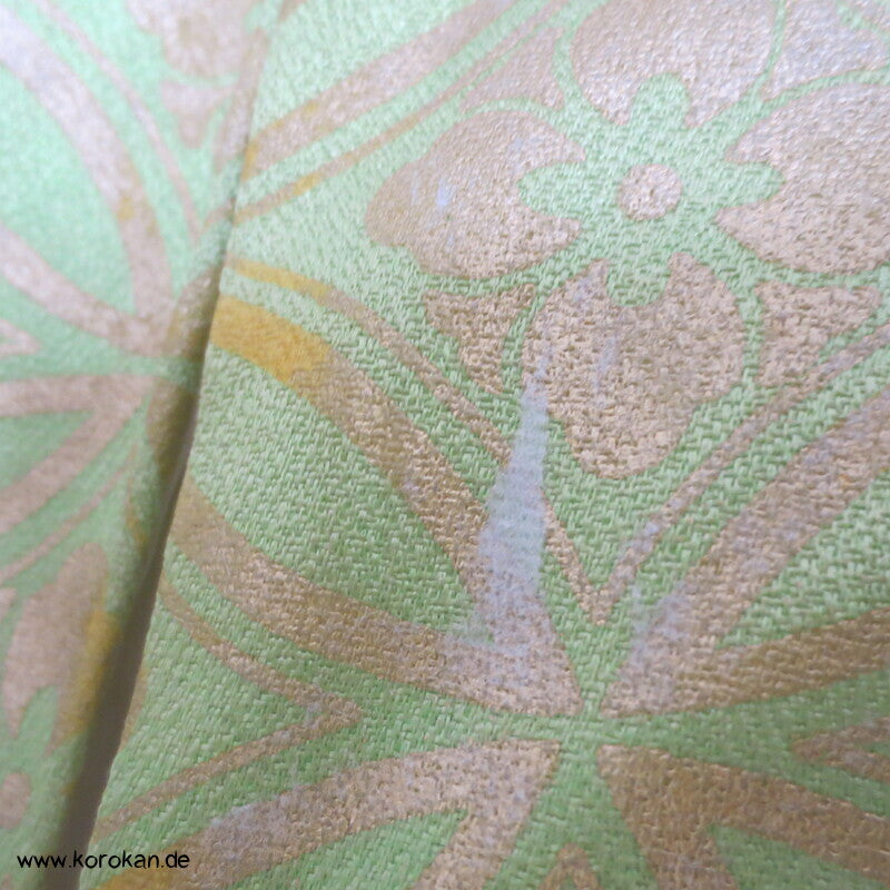 grüne Kusudama zwischen Noren Furisode Seidendamast Kimono