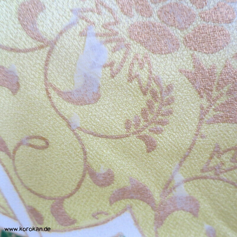 grüne Kusudama zwischen Noren Furisode Seidendamast Kimono