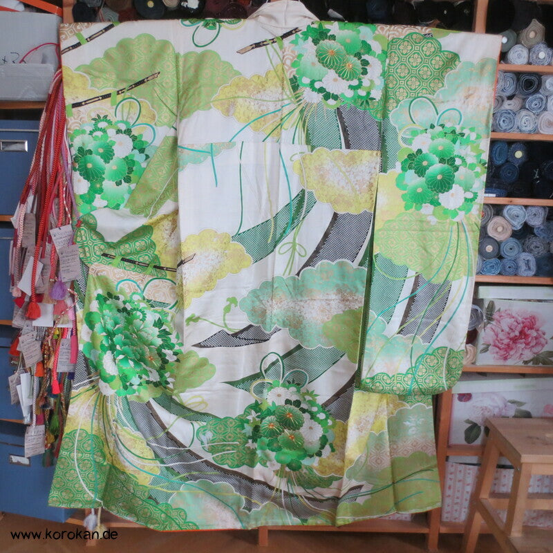 grüne Kusudama zwischen Noren Furisode Seidendamast Kimono