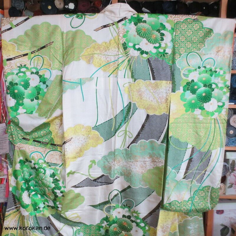 grüne Kusudama zwischen Noren Furisode Seidendamast Kimono