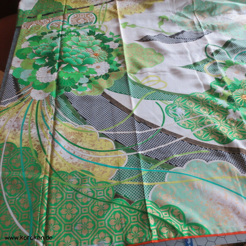 grüne Kusudama zwischen Noren Furisode Seidendamast Kimono