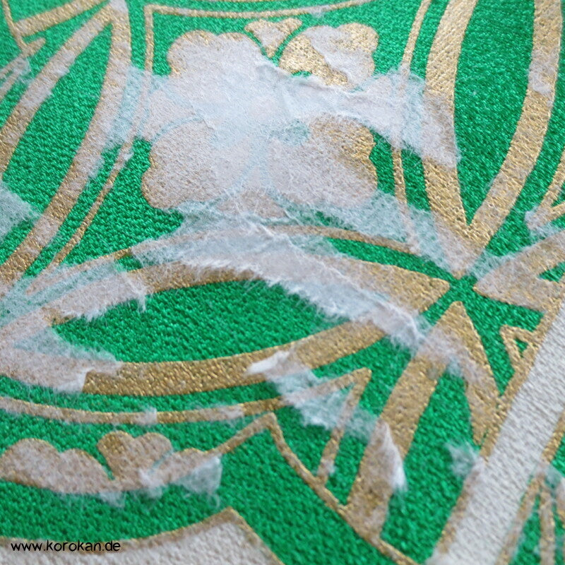 grüne Kusudama zwischen Noren Furisode Seidendamast Kimono