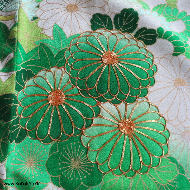 grüne Kusudama zwischen Noren Furisode Seidendamast Kimono
