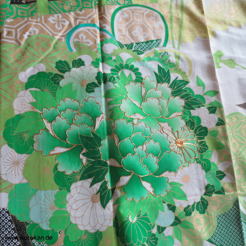 grüne Kusudama zwischen Noren Furisode Seidendamast Kimono