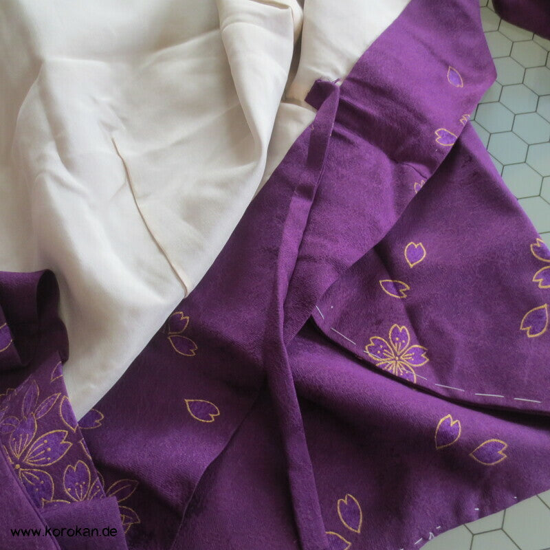 Blumen auf lila zweiteiliger Kimono, Dochugi + Wickelrock