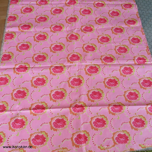 Karakusa Arabesken mit Chrysanthemenblüten auf rosa Baumwollstoff