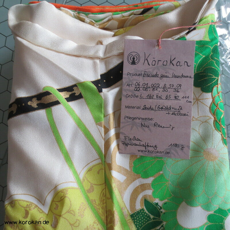 grüne Kusudama zwischen Noren Furisode Seidendamast Kimono