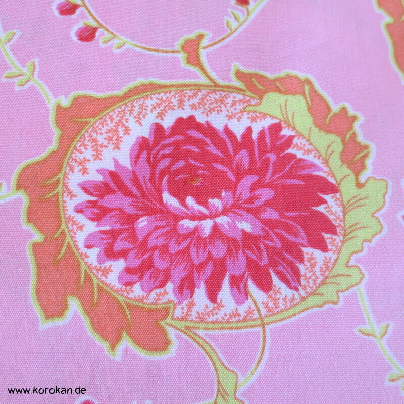 Karakusa Arabesken mit Chrysanthemenblüten auf rosa Baumwollstoff