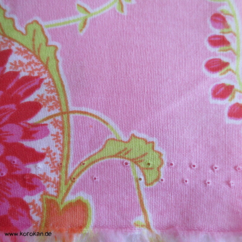 Karakusa Arabesken mit Chrysanthemenblüten auf rosa Baumwollstoff