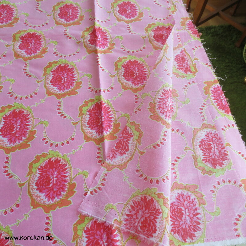 Karakusa Arabesken mit Chrysanthemenblüten auf rosa Baumwollstoff