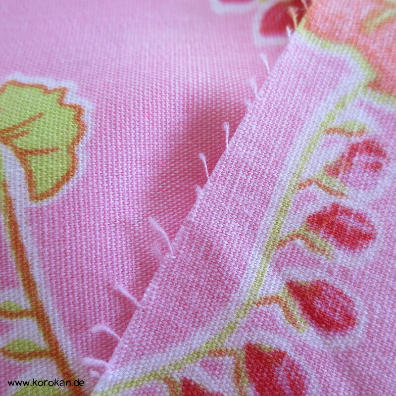 Karakusa Arabesken mit Chrysanthemenblüten auf rosa Baumwollstoff