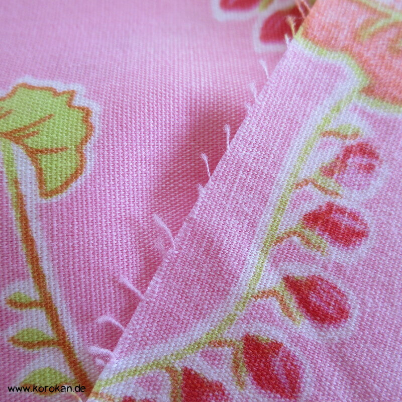 Karakusa Arabesken mit Chrysanthemenblüten auf rosa Baumwollstoff