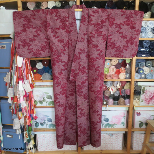 weinrote Kasuri Ahornblätter Tsumugi Kimono