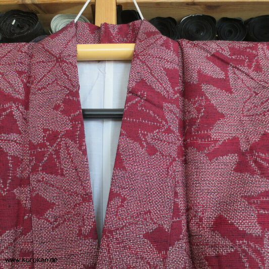 weinrote Kasuri Ahornblätter Tsumugi Kimono