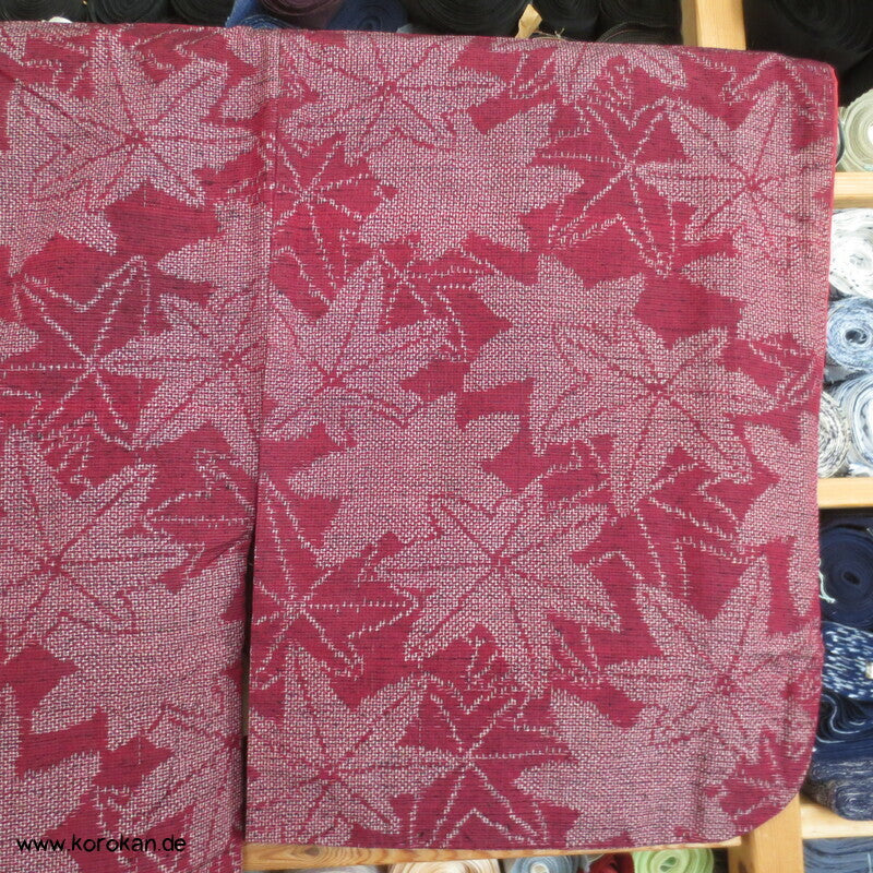 weinrote Kasuri Ahornblätter Tsumugi Kimono