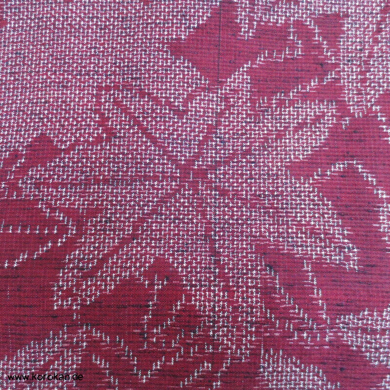 weinrote Kasuri Ahornblätter Tsumugi Kimono