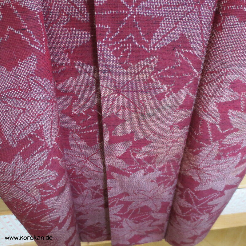 weinrote Kasuri Ahornblätter Tsumugi Kimono