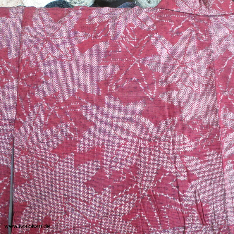 weinrote Kasuri Ahornblätter Tsumugi Kimono