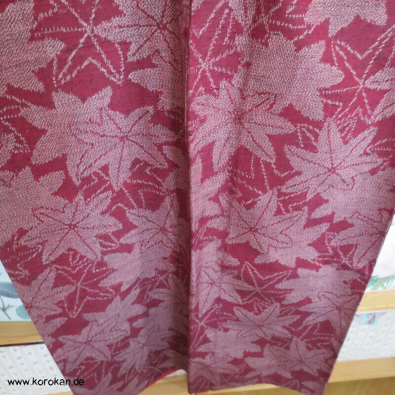 weinrote Kasuri Ahornblätter Tsumugi Kimono