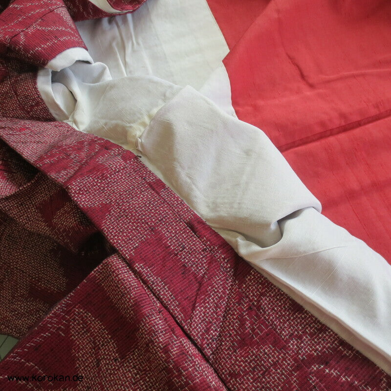 weinrote Kasuri Ahornblätter Tsumugi Kimono