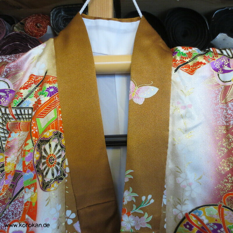 Mädchen Seidensatin Furisode, braun mit Blumenwagen und Trommeln