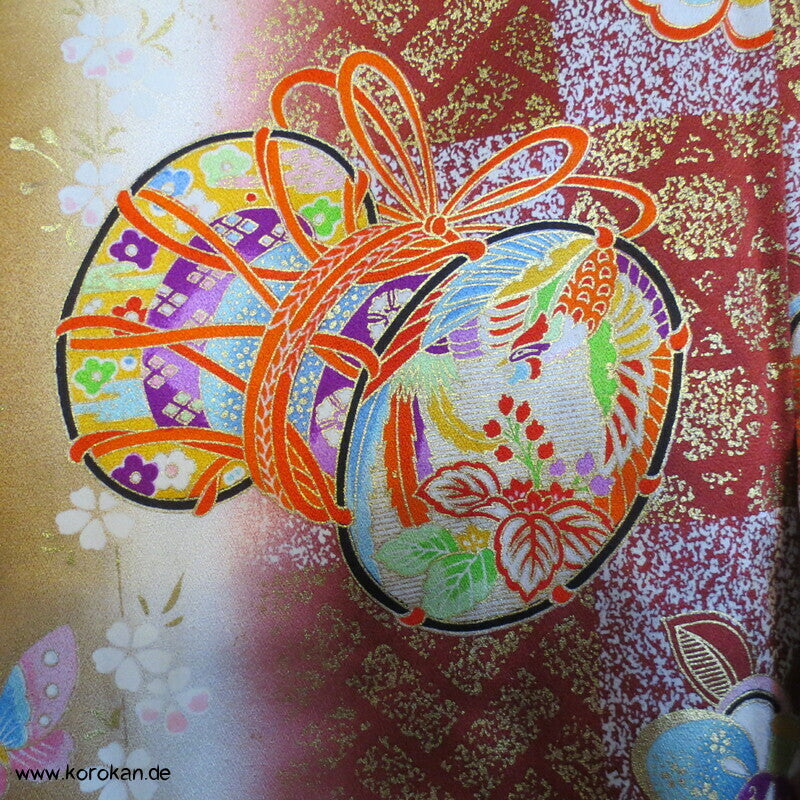 Mädchen Seidensatin Furisode, braun mit Blumenwagen und Trommeln
