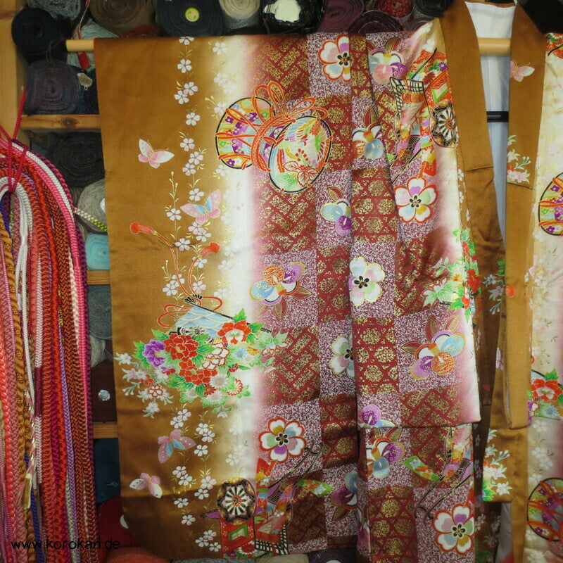 Mädchen Seidensatin Furisode, braun mit Blumenwagen und Trommeln