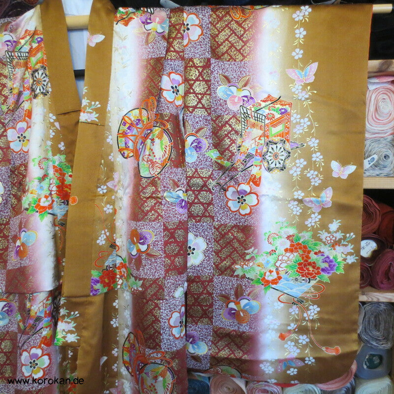 Mädchen Seidensatin Furisode, braun mit Blumenwagen und Trommeln