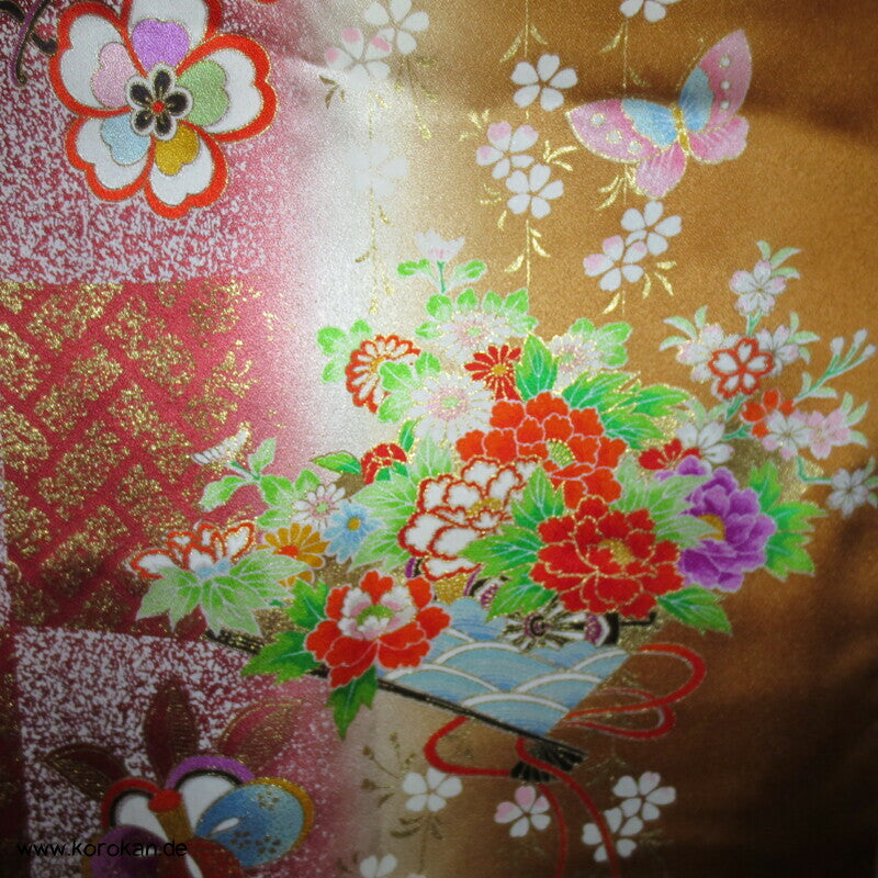 Mädchen Seidensatin Furisode, braun mit Blumenwagen und Trommeln