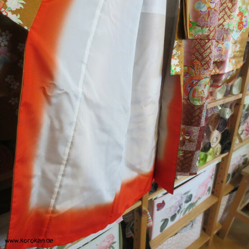Mädchen Seidensatin Furisode, braun mit Blumenwagen und Trommeln