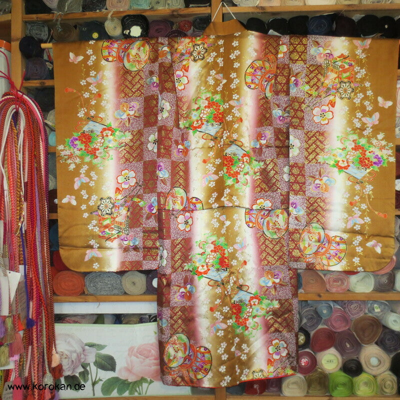 Mädchen Seidensatin Furisode, braun mit Blumenwagen und Trommeln