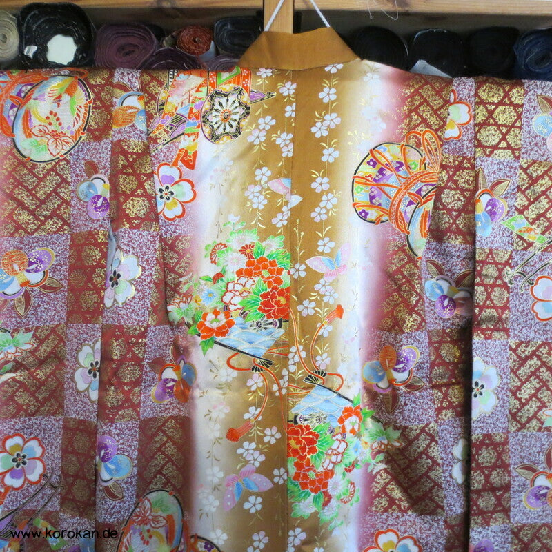 Mädchen Seidensatin Furisode, braun mit Blumenwagen und Trommeln