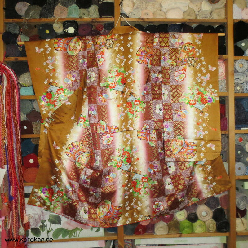 Mädchen Seidensatin Furisode, braun mit Blumenwagen und Trommeln