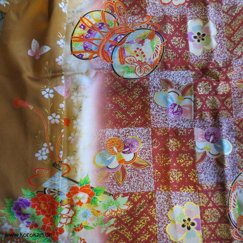 Mädchen Seidensatin Furisode, braun mit Blumenwagen und Trommeln