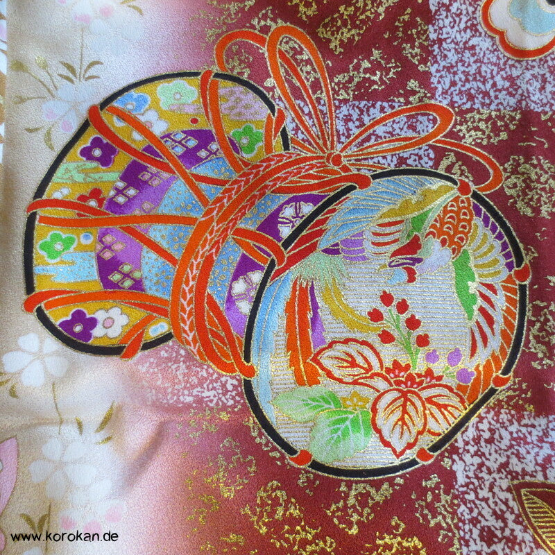 Mädchen Seidensatin Furisode, braun mit Blumenwagen und Trommeln