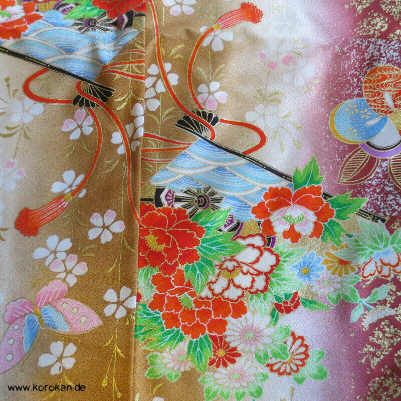 Mädchen Seidensatin Furisode, braun mit Blumenwagen und Trommeln