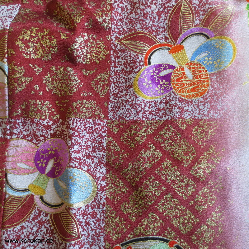 Mädchen Seidensatin Furisode, braun mit Blumenwagen und Trommeln