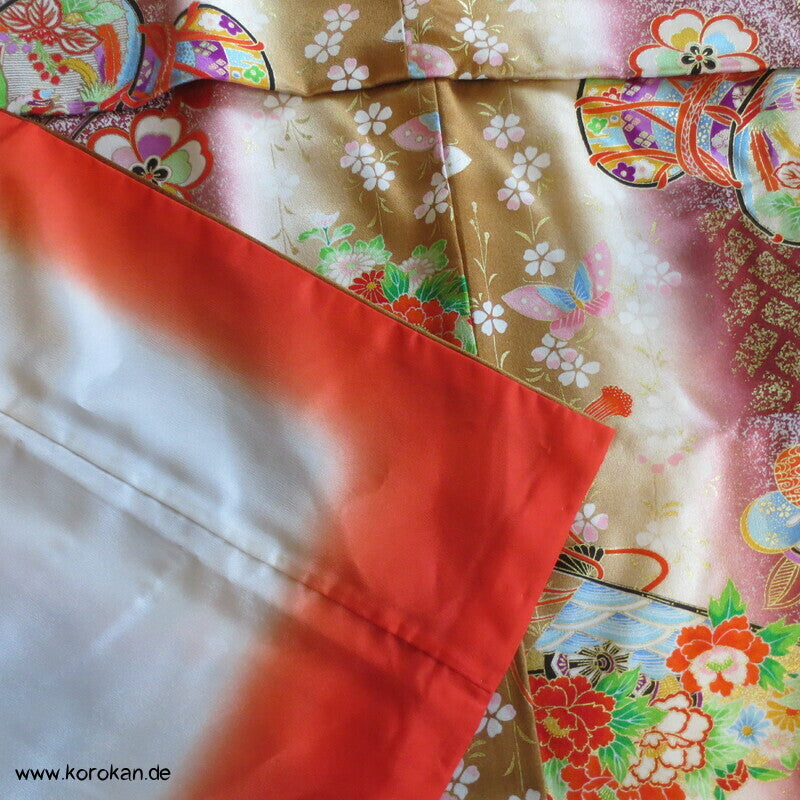 Mädchen Seidensatin Furisode, braun mit Blumenwagen und Trommeln