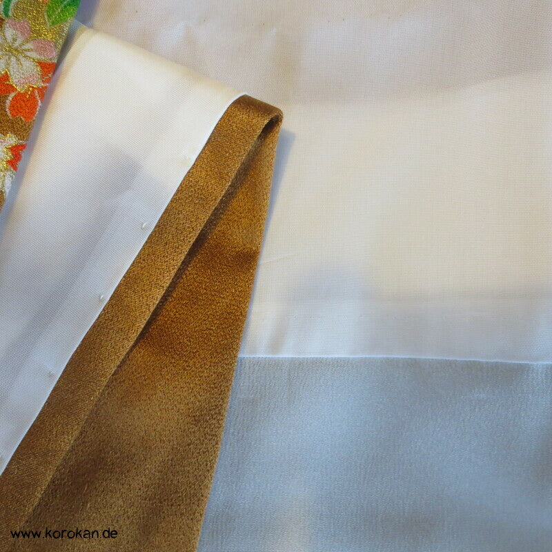 Mädchen Seidensatin Furisode, braun mit Blumenwagen und Trommeln