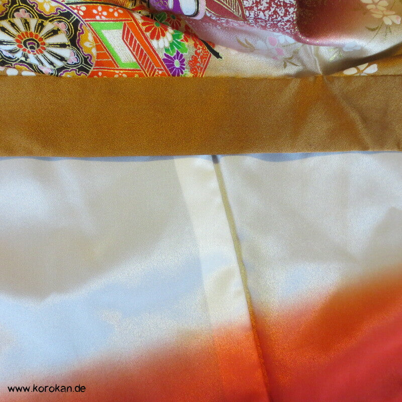 Mädchen Seidensatin Furisode, braun mit Blumenwagen und Trommeln