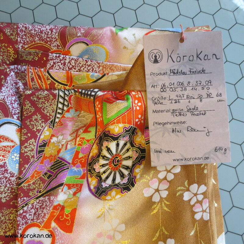 Mädchen Seidensatin Furisode, braun mit Blumenwagen und Trommeln