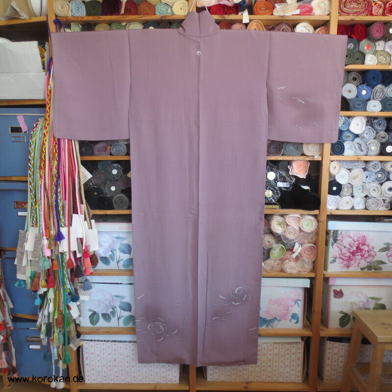 Seidencrepe mit Kiefernadelwirbeln Tsukesage Kimono