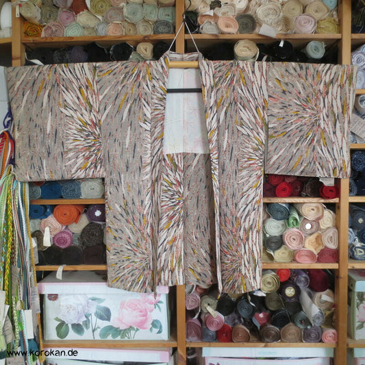 abstrakte Chrysantheme bunt in grauer Seide Haori