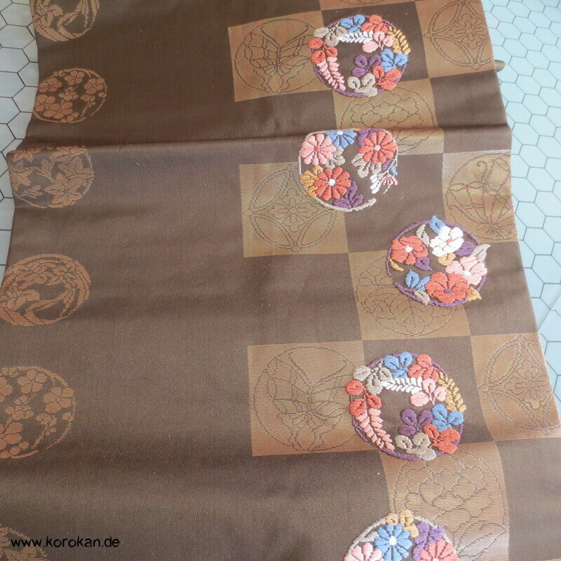gestickte Blütenrondelle Nagoya Obi, oliv - gold Seidenbrokat Kimonogürtel