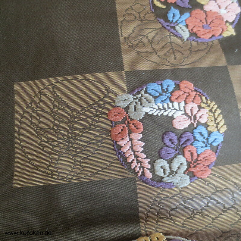 gestickte Blütenrondelle Nagoya Obi, oliv - gold Seidenbrokat Kimonogürtel