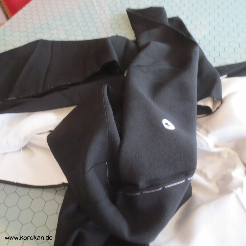 5 Fuji Mon Mofuku, formeller schwarzer Seidencrepe Kimono
