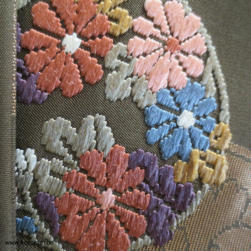 gestickte Blütenrondelle Nagoya Obi, oliv - gold Seidenbrokat Kimonogürtel