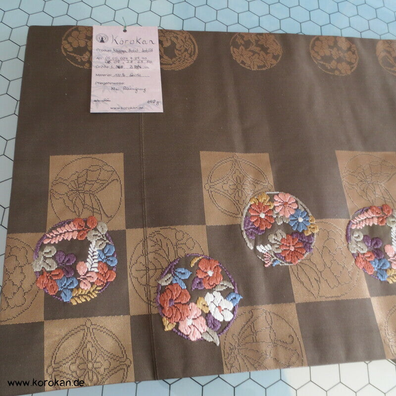 gestickte Blütenrondelle Nagoya Obi, oliv - gold Seidenbrokat Kimonogürtel